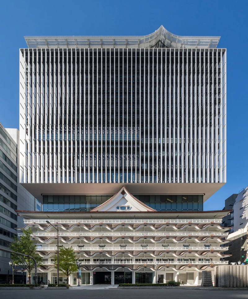 大阪新歌舞伎座上方是Hotel Royal Classic Osaka