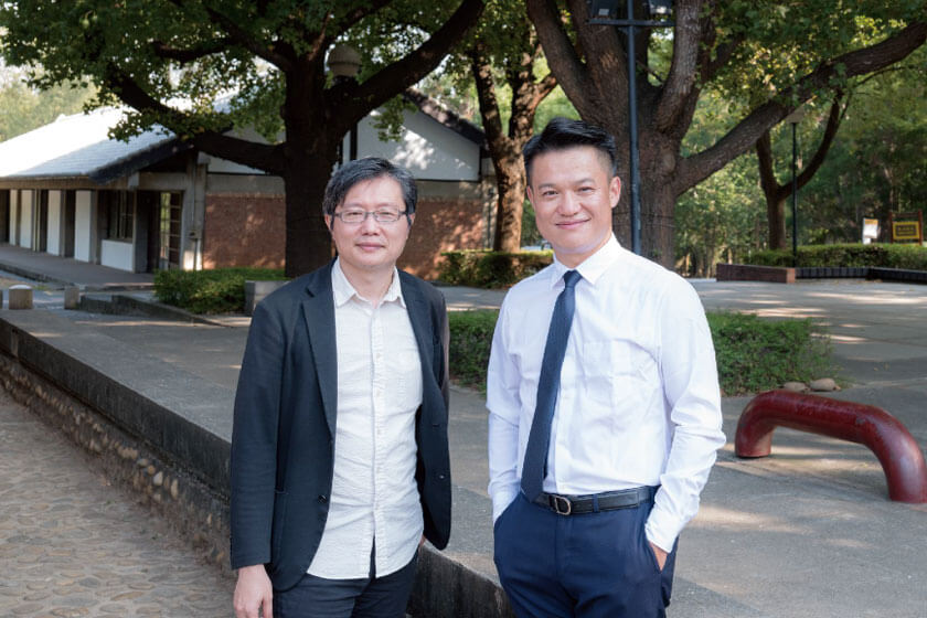 台中市建築經營協會理事長邱名仕(右)與東海建築系教授邱浩修(左)合影