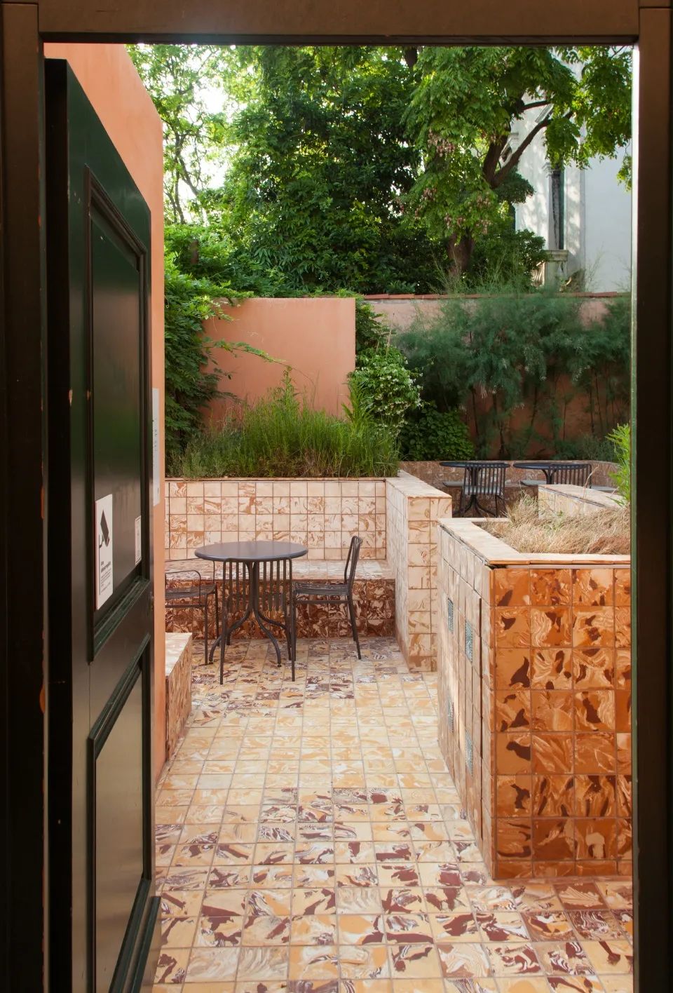 從側入口望向花園 威尼斯活生潟湖景觀設計 Venice Garden Landscape Design Laguna Viva／Assemble Studio