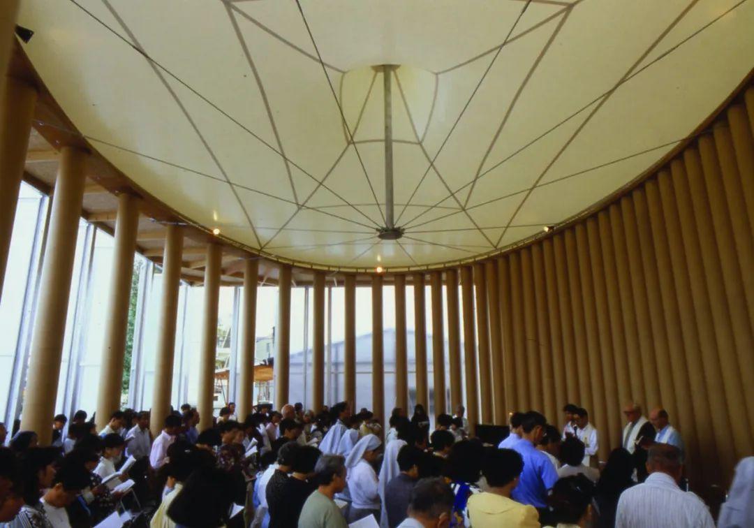 提供許多人聚會的臨時空間，神戶紙教堂／坂茂（Shigeru Ban）