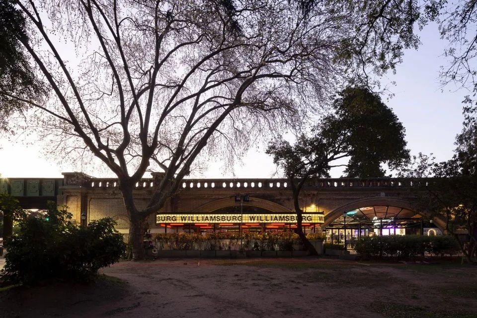 從公園望向餐廳，阿根廷酒吧Williamsburg Bar／Hitzig Militello Architects