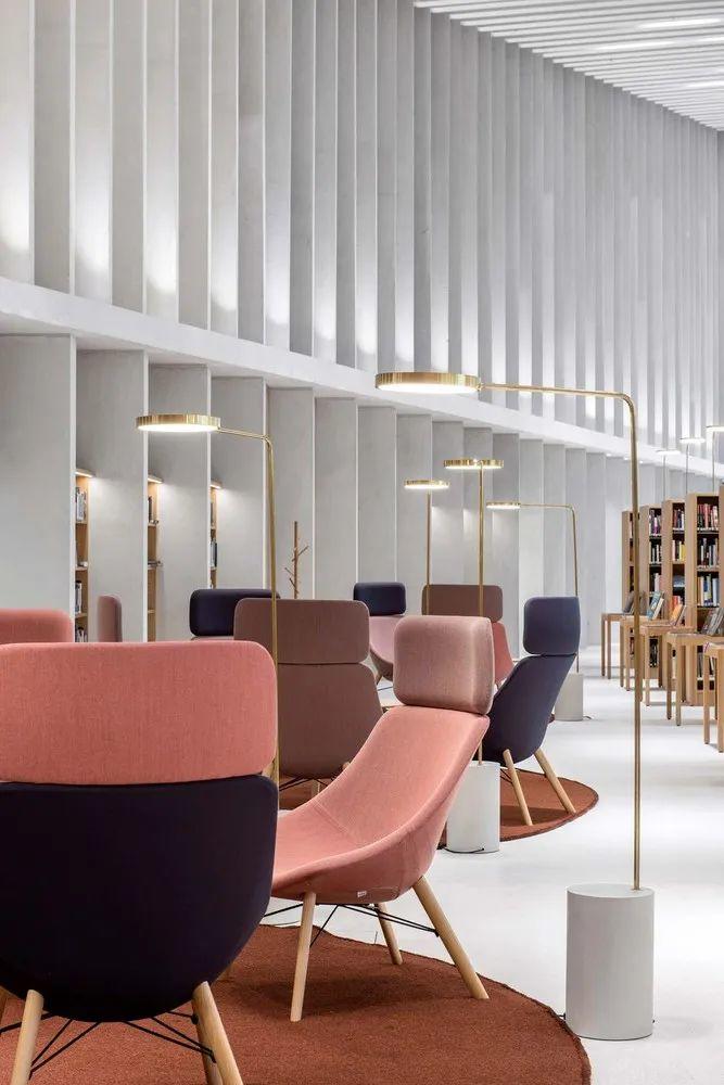 特別為圖書館訂製的黃銅燈具，線條簡潔有絕佳的美感 芬蘭圖書館Finland Fyyri Kirkkonummi Library／JKMM Architects