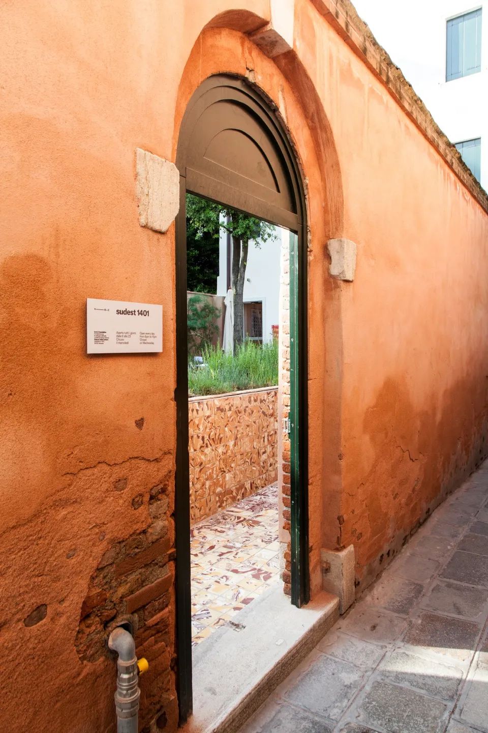 側入口 sudest 1401 威尼斯活生潟湖景觀設計 Venice Garden Landscape Design Laguna Viva／Assemble Studio