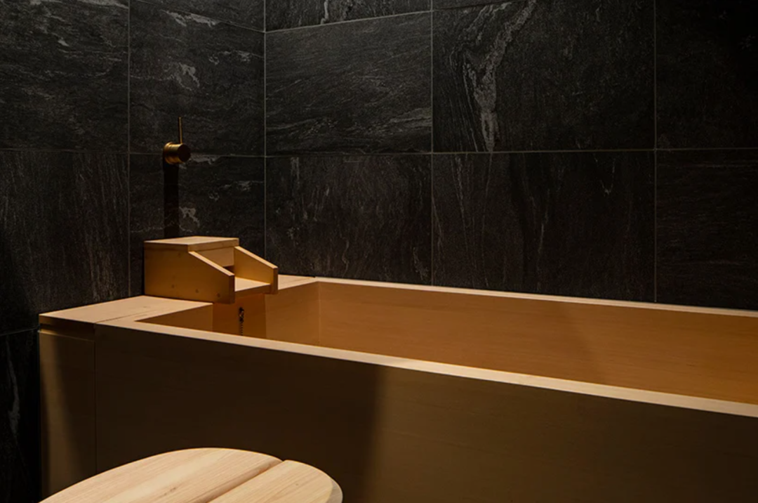 白井屋酒店（Shiroiya Hotel）房間內的木造浴缸，讓人看了就很想躺進去泡澡© shinya kigure
