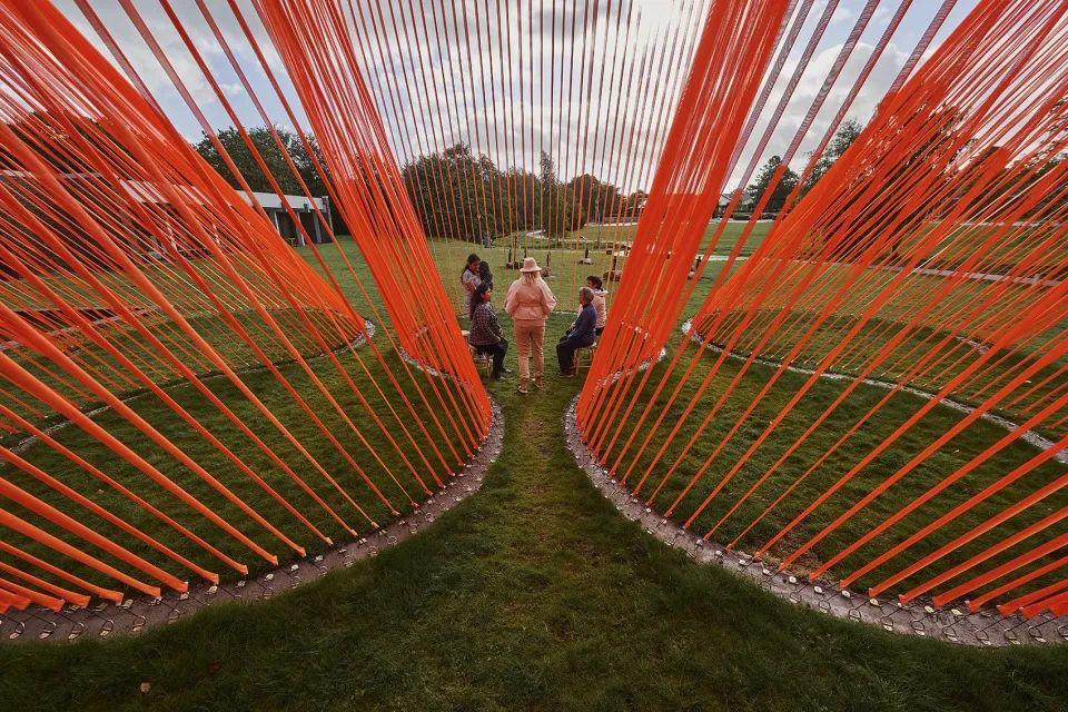 放射狀形成的連續面,將空間分隔開來 丹麥空間裝置藝術 Denmark Together Apart Installations/Behin Ha