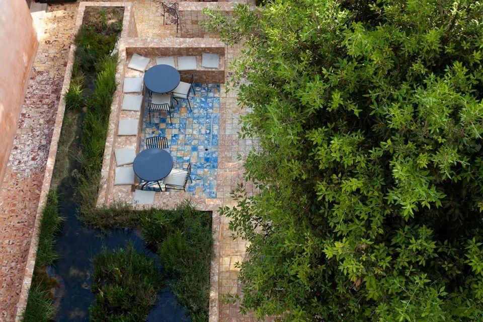 座位區,每片瓷磚都有不同的樣貌 威尼斯活生潟湖景觀設計 Venice Garden Landscape Design Laguna Viva/Assemble Studio