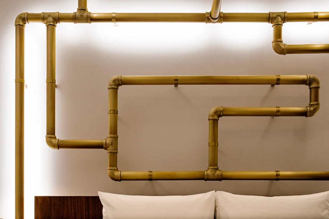 雙人房25平方公尺/附浴室及衛浴：由當代藝術家 Leandro Erlich 設計的客房。 被水管包圍的藝術空間，讓人想起酒店標誌性的燈管，使住客感覺進入了「視覺世界」