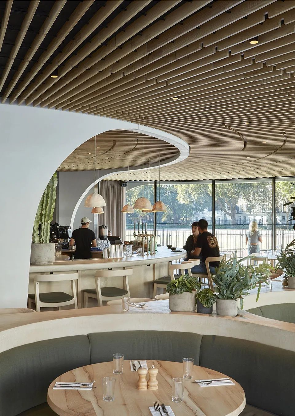 餐廳內部採用了與外立面相同的拱形元素©Simon Harvey London Duke of York Square Restaurant 倫敦約克公爵廣場Vardo餐廳/NEX Architecture