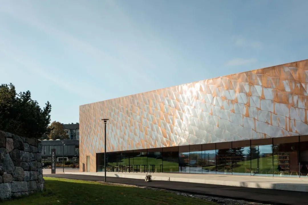 Fyyri圖書館外觀，以銅片包覆的立面，在陽光照射下呈現獨特的質感 芬蘭圖書館Finland Fyyri Kirkkonummi Library／JKMM Architects