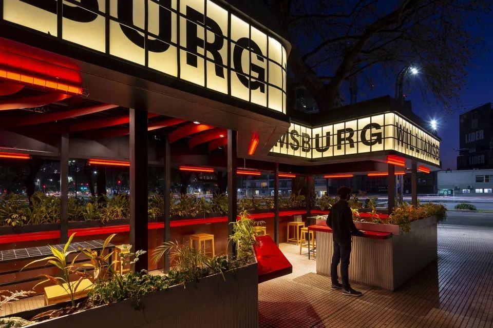 吧檯四周都是綠色植栽，阿根廷酒吧Williamsburg Bar／Hitzig Militello Architects
