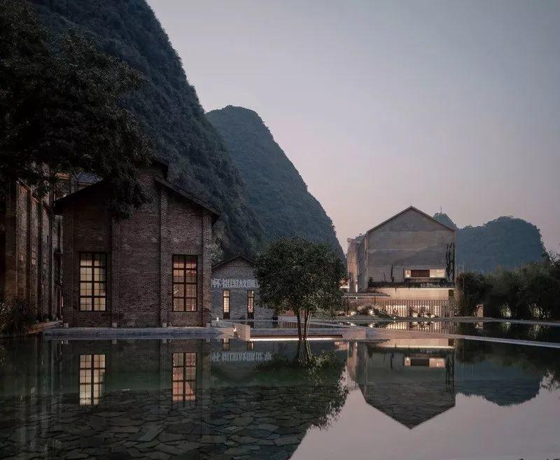 阿麗拉陽朔糖舍酒店本是幾十年裡的青磚老糖廠，設計以灕江水為背景，以喀斯特地貌為大幕，經過重新修葺，搖身成為融自然工業為一體富有設計感的度假酒店