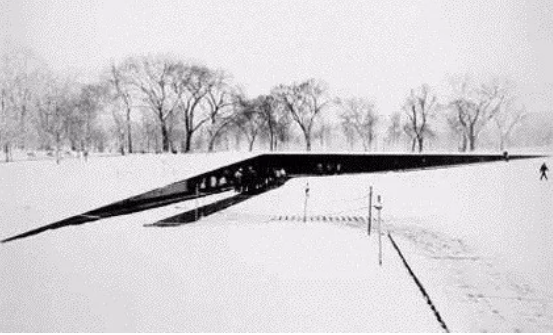 林瓔參加美國越戰紀念碑（Vietnam Veterans Memorial）