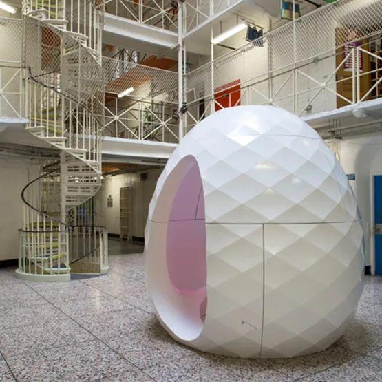 英國設計師 Karl Lenton 設計的「種子監獄治療艙」（Seeds prison pods）
