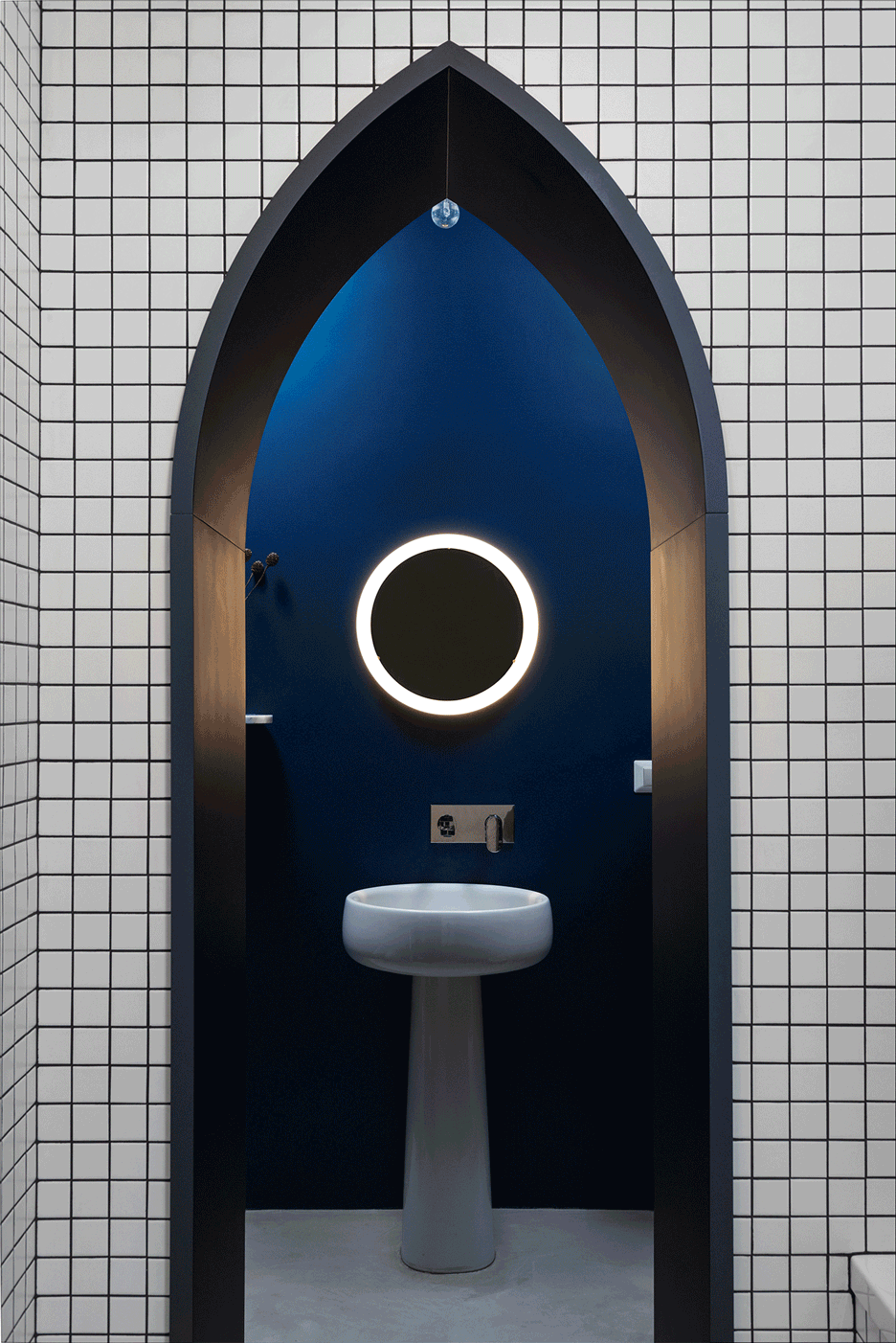 衛浴空間洗手檯 washroom toilet Washbasin  washstand 義大利羅馬公寓住宅室內設計 Italy Rome Retroscena Apartment interior design／La Macchina Studio