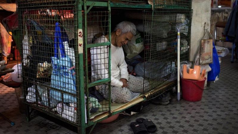 近10年來,許多香港人都無法追上飆升的房價,迫使不少人選擇居住在籠子裡(圖片來源:Getty Images)