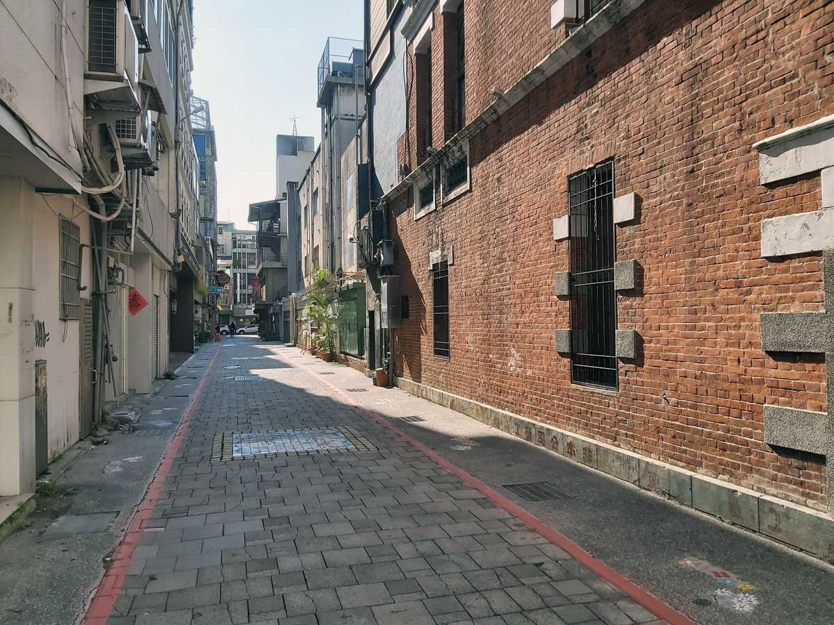 台中市中區台灣大道141巷內，為了作為行人徒步區而採石板鋪面，右邊磚牆是太陽餅博物館