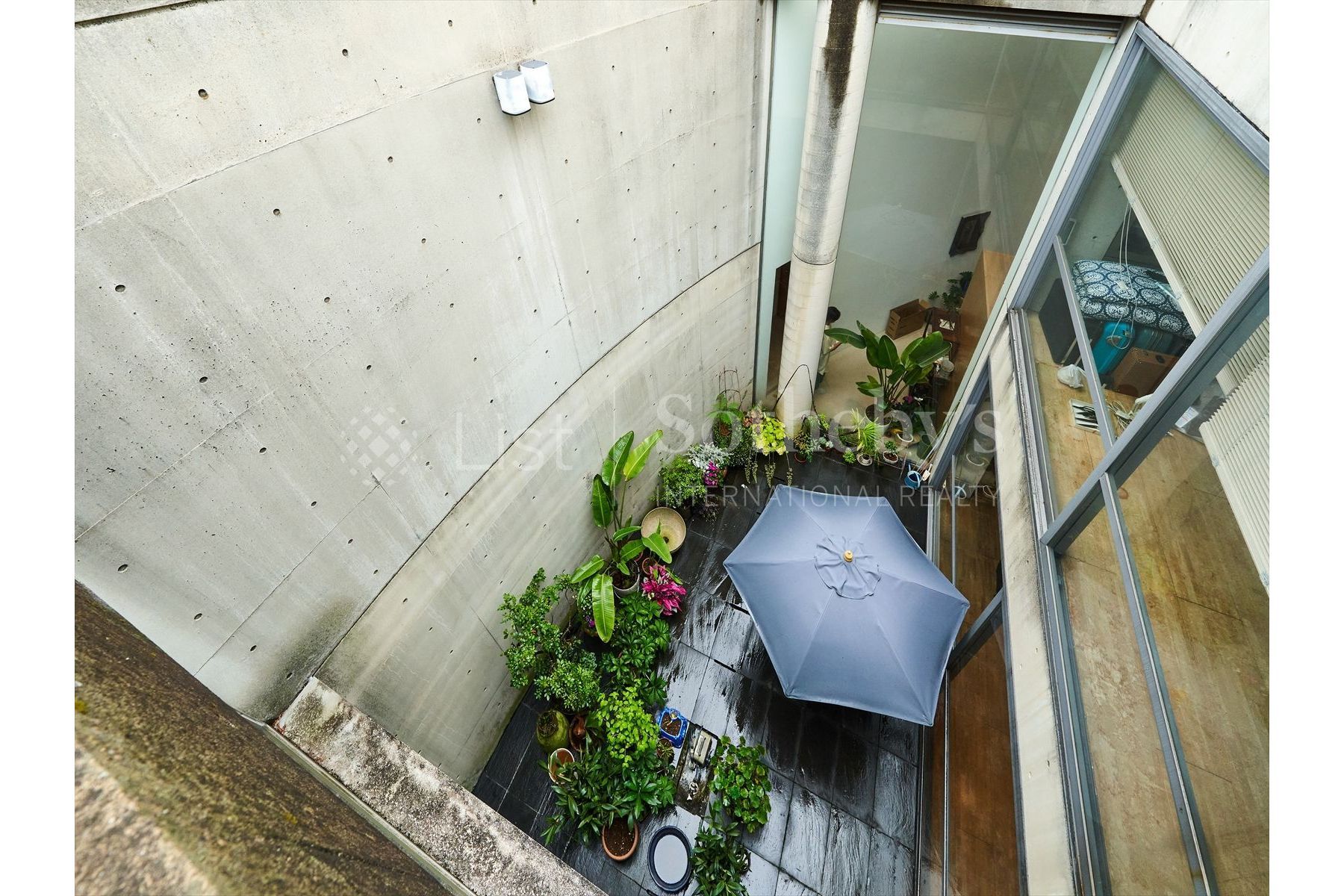 安藤忠雄設計的三層樓住宅，庭院空間