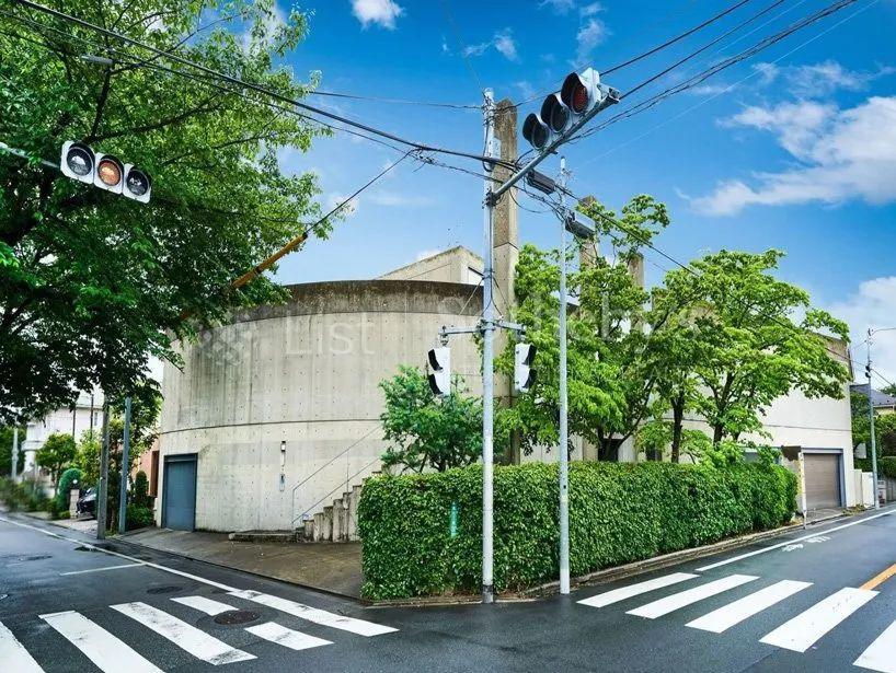 安藤忠雄設計三層樓住宅求售，位於日本東京世田谷區