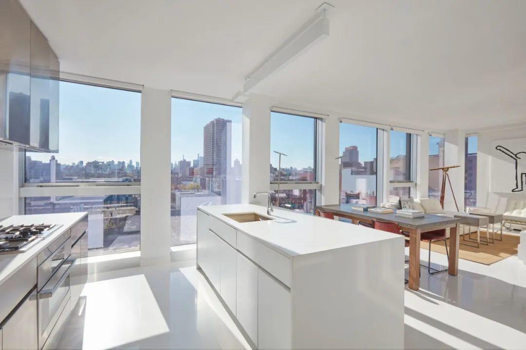 結合廚房、餐桌及起居空間的LOFT，紐約社會住宅「微笑公寓」The Smile／BIG
