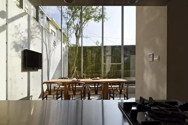 近兩層樓高的巨大落地玻璃，將自然光引入室內，令清水模建築依舊敞亮 毛屋／毛森江