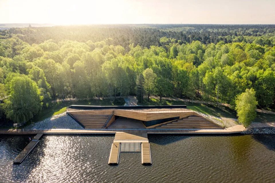 MOSM 皮划艇訓練中心座落於波蘭蒂黑市(Tychy)Paprocany湖畔。作為當地主要的休閒場所之一，Paprocany湖受到市民的廣泛青睞
