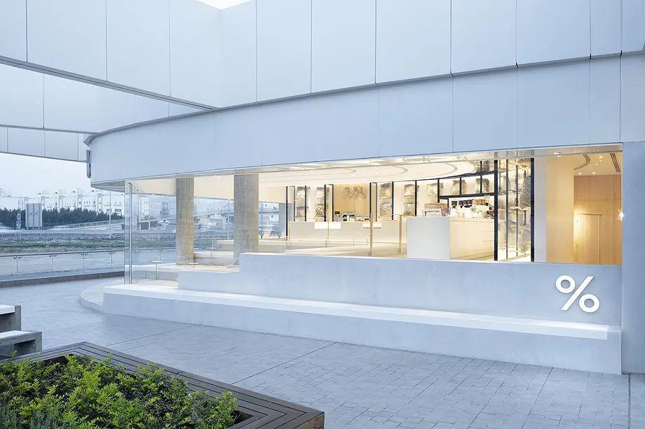 位於都市的轉角處，% Arabica咖啡館科威特品牌店／佐藤大 nendo