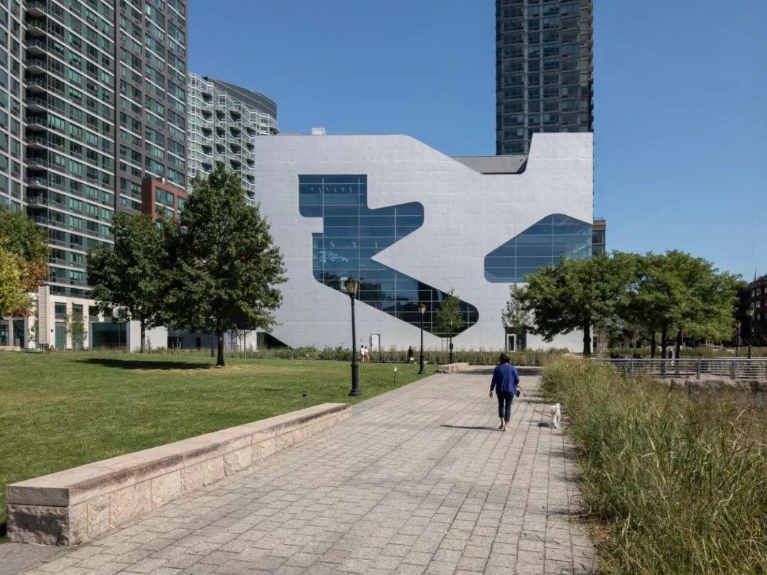 紐約獵人角社區圖書館（Hunters Point Community Library）©Steven Holl Architects