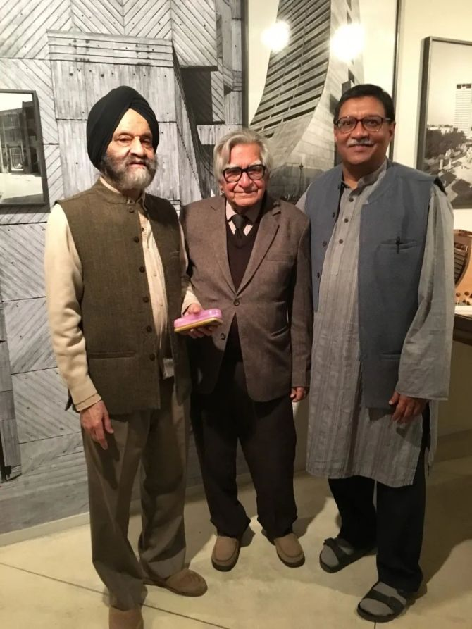 從左至右:Kuldip Singh,工程師Mahendra Raj和Ram Rahman在2017年的Kiran Nadar美術館展覽