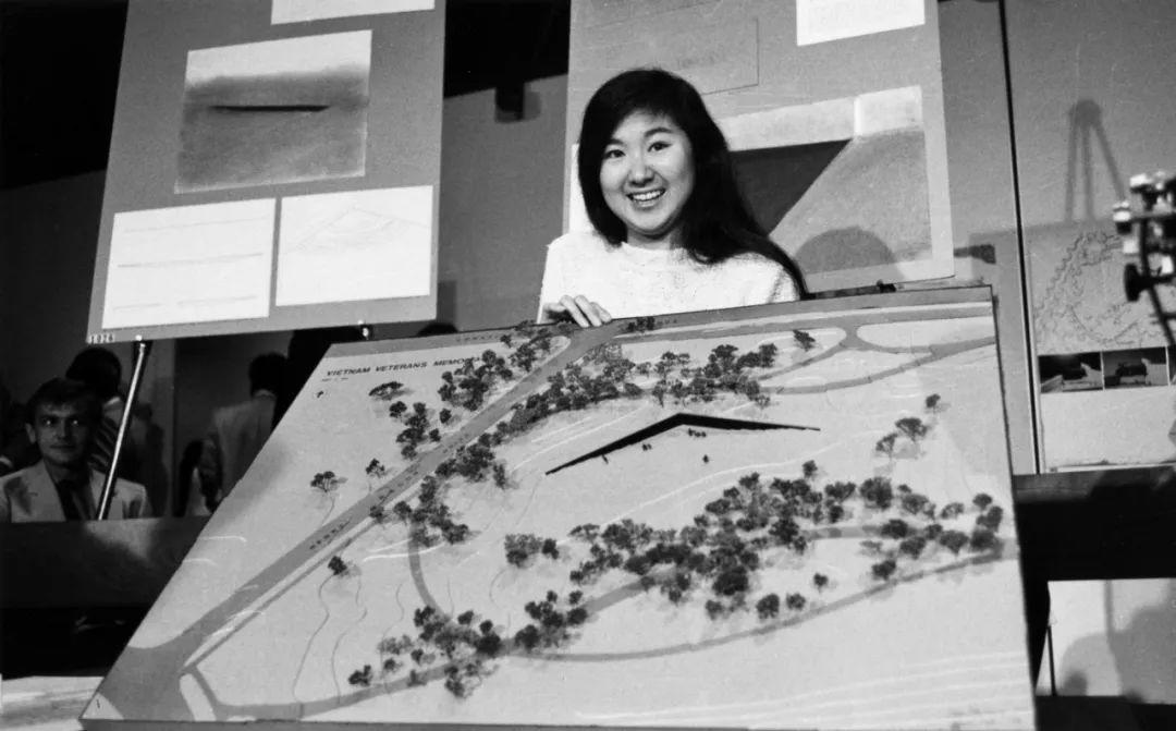 1981年5月6日,21歲的耶魯大學建築系學生林瓔 MAYA LIN帶著她為越戰紀念碑(Vietnam Veterans Memorial)設計的作品