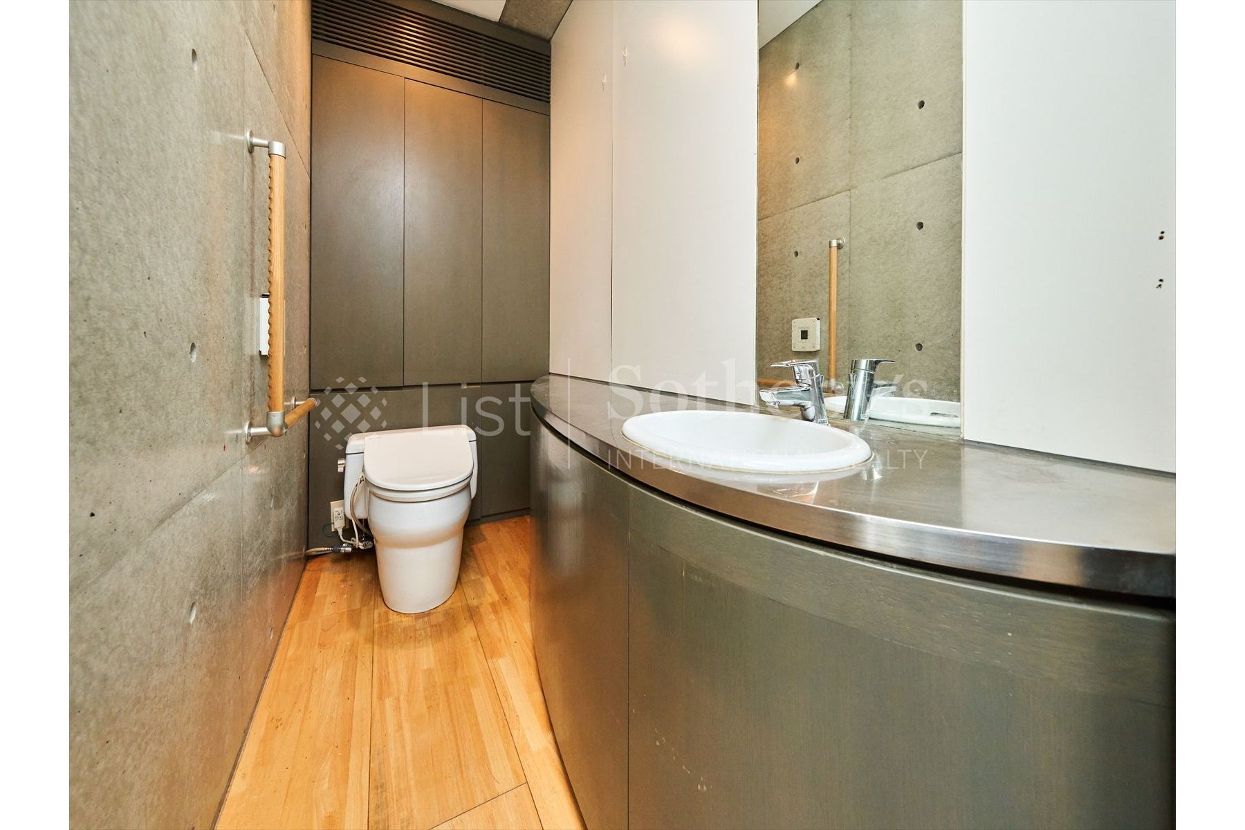 安藤忠雄設計的三層樓住宅，衛浴空間