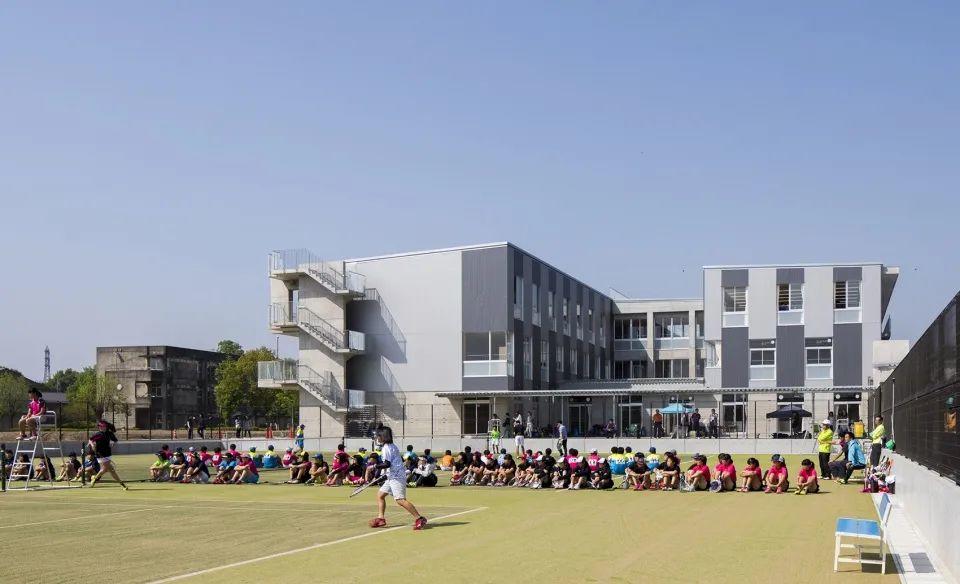 學生們上體育課，下妻市立下妻中学校／三上建築師事務所 © Kouji Horiuchi