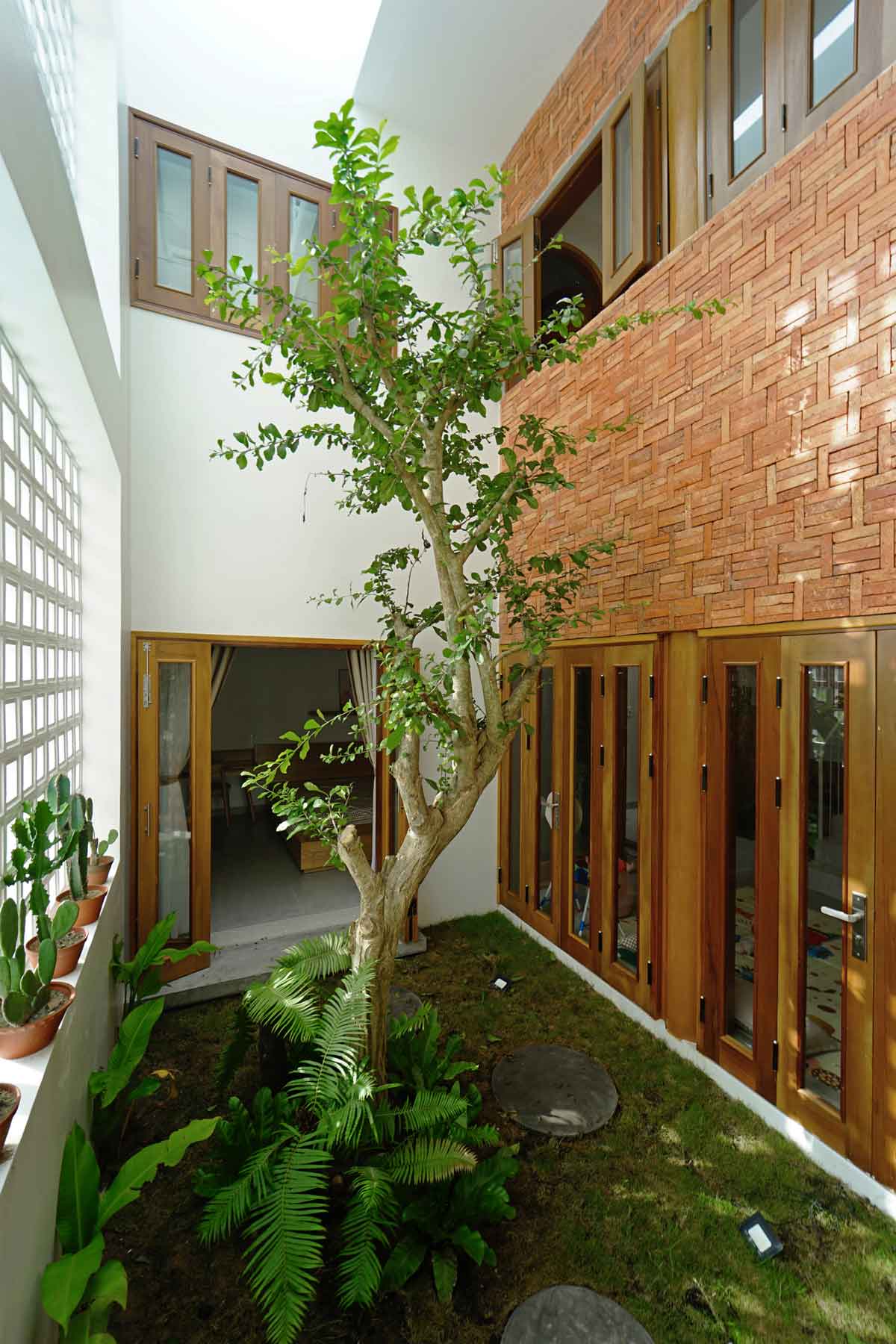引進自然光的小天井,越南廣義市私人住宅A-House/IZ Architects
