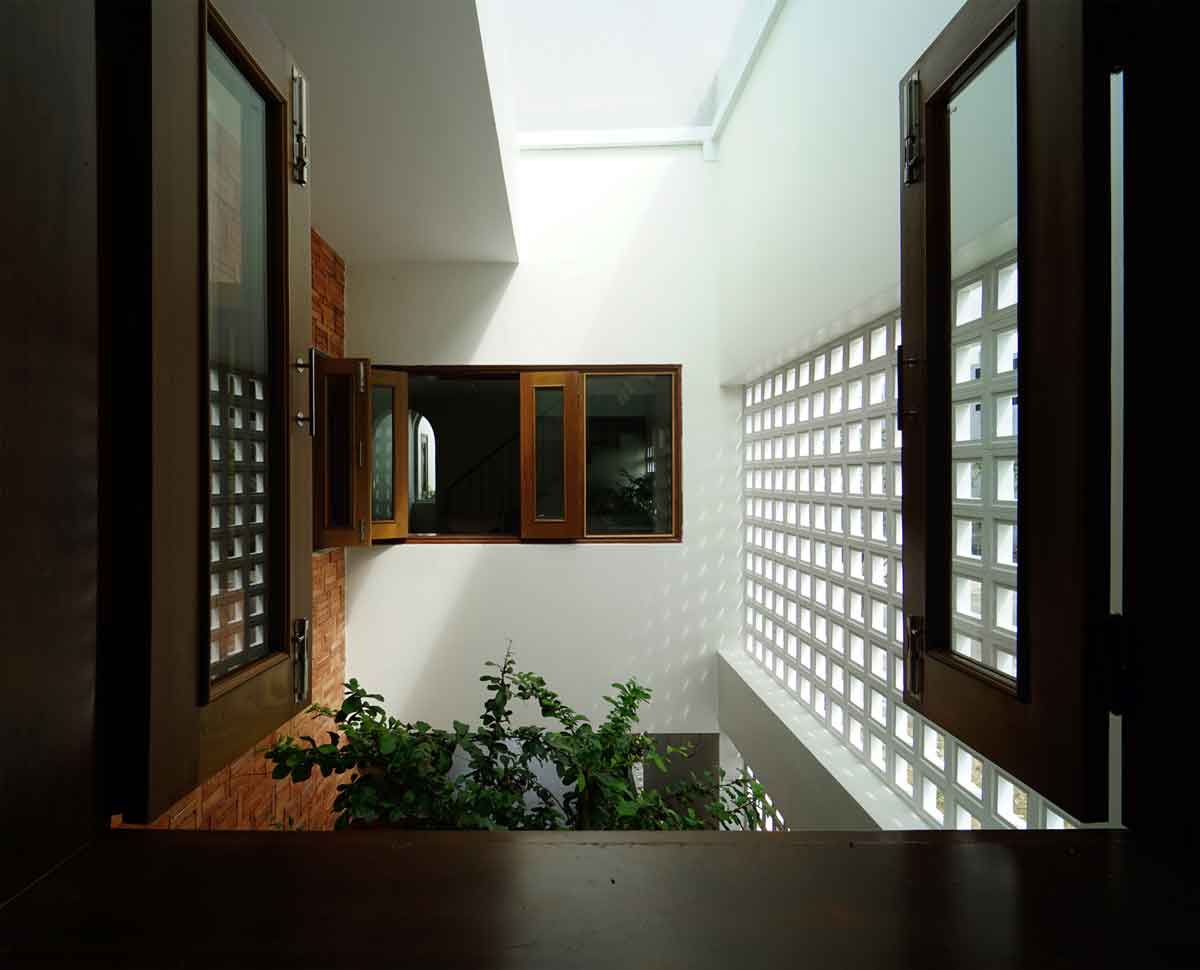 引進自然光的小天井,越南廣義市私人住宅A-House/IZ Architects