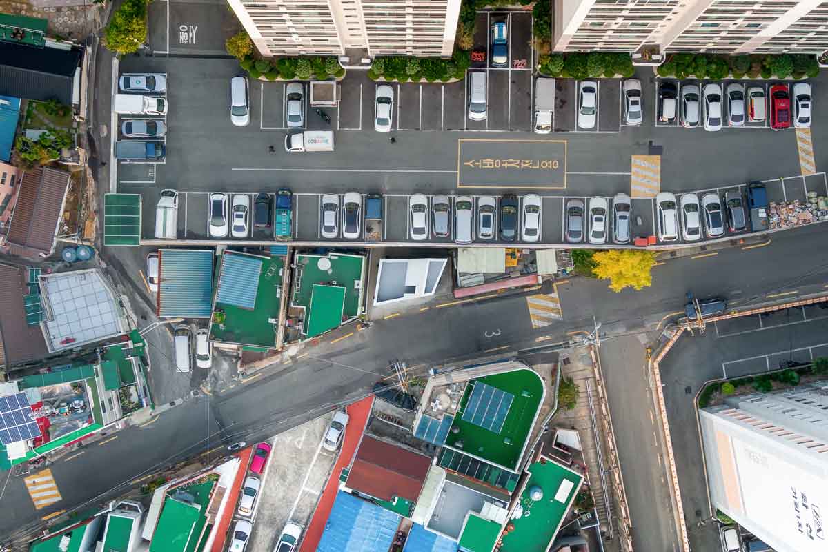 空中俯瞰韓國斧山「豎起大拇指」房子所在都市紋理／moc Architects