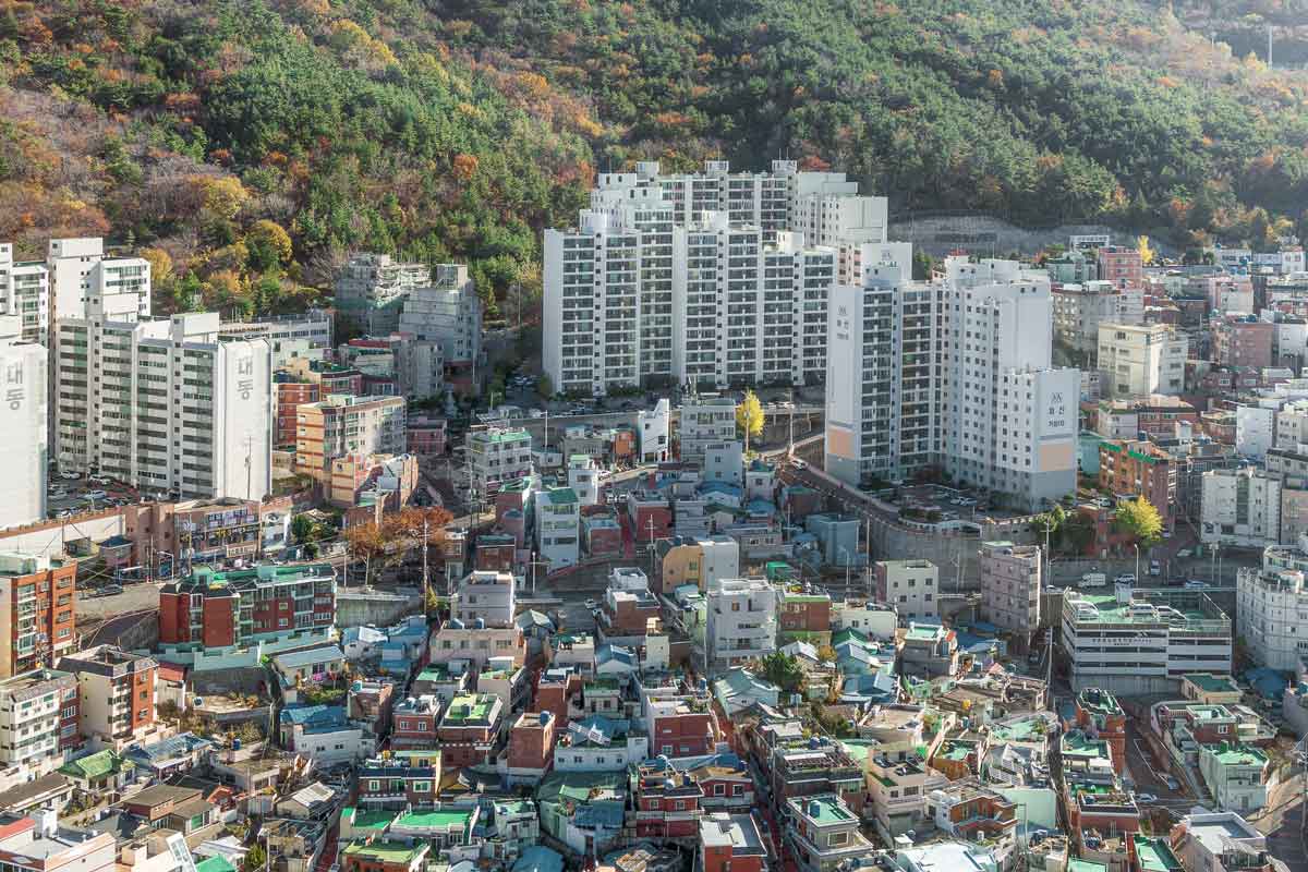 空中俯瞰韓國斧山「豎起大拇指」房子所在都市紋理／moc Architects