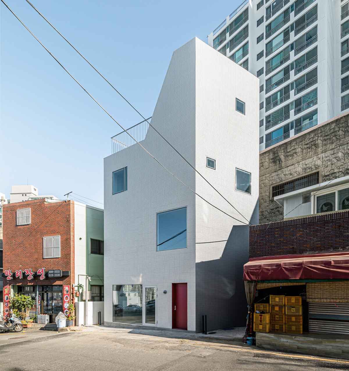 房子「豎起大拇指」其實是因為建築法規/moc Architects