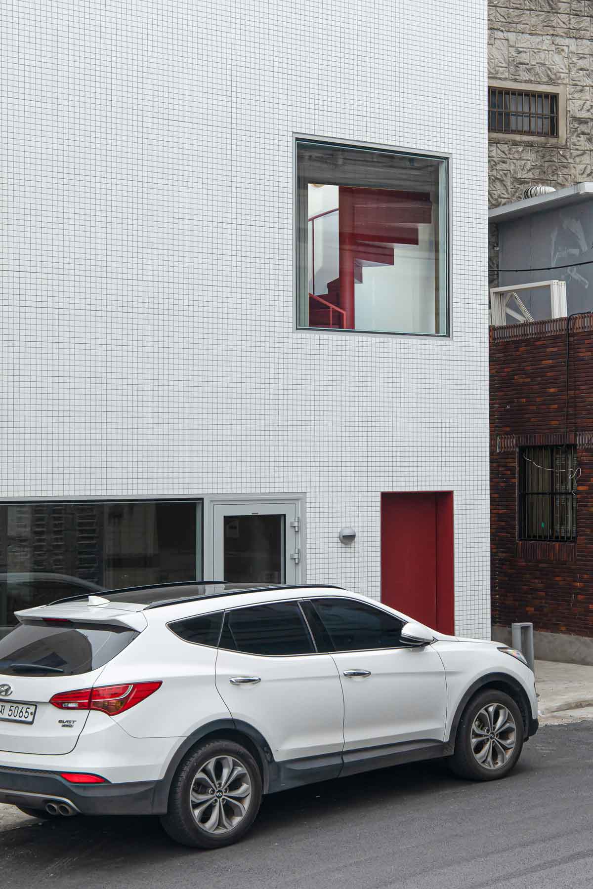 外牆磚面，韓國斧山「豎起大拇指」的房子／moc Architects