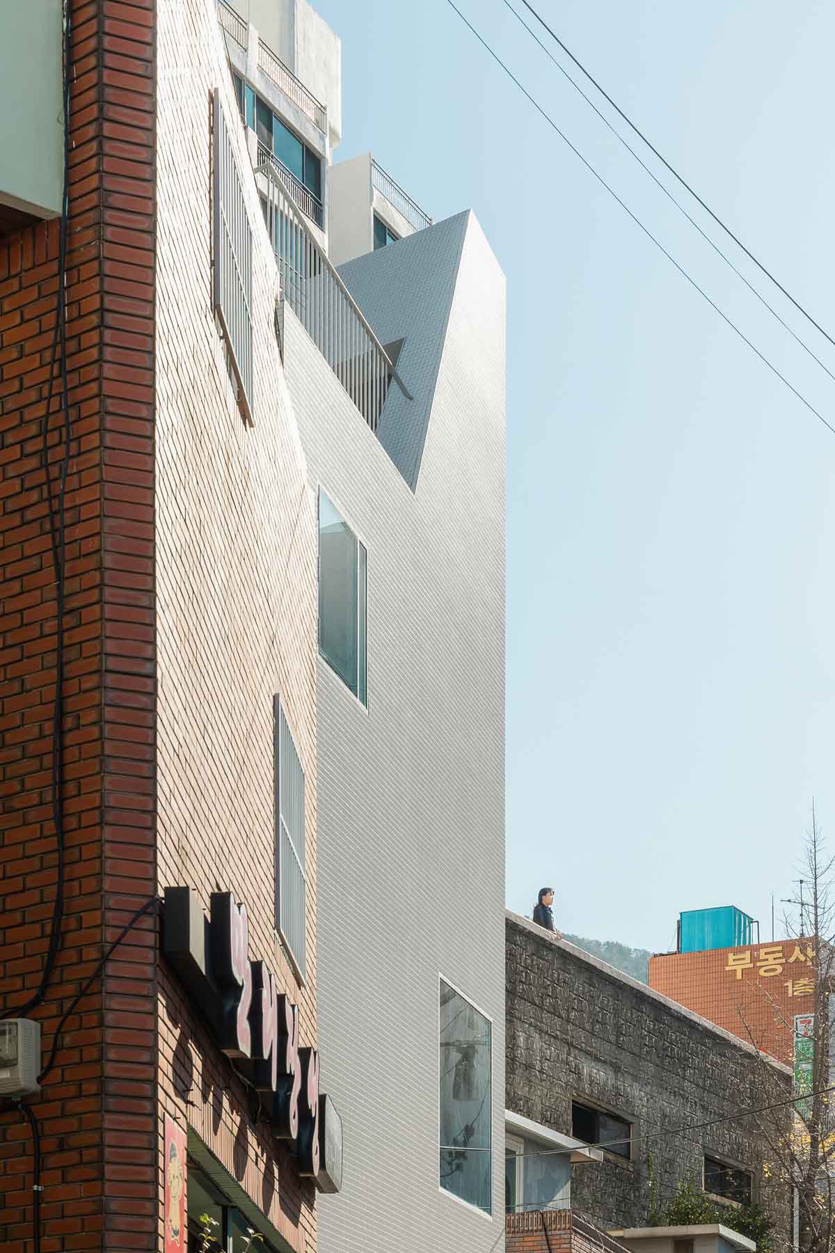 韓國斧山「豎起大拇指」的房子／moc Architects