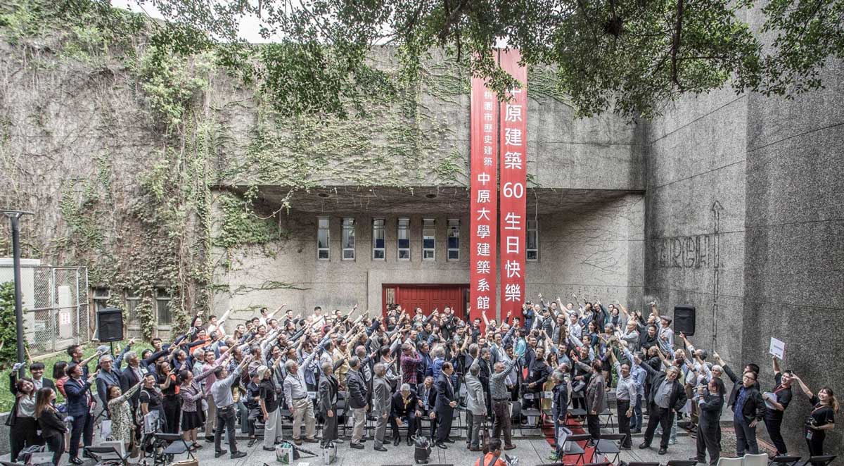 中原建築自1960年創系以來,正式邁入一甲子。為了喚回及凝聚系友情感,今年以文化資產做號召,將這棟由前系主任黃寶瑜設計、師生通力完成的建築系館推動為「歷史建築」。10月17日「校友日」下午二時在數百位系友見證下,進行歷史建築啟動及祐生館電梯啟用儀式,歡喜慶祝中原建築60周年,共同見證歷史。