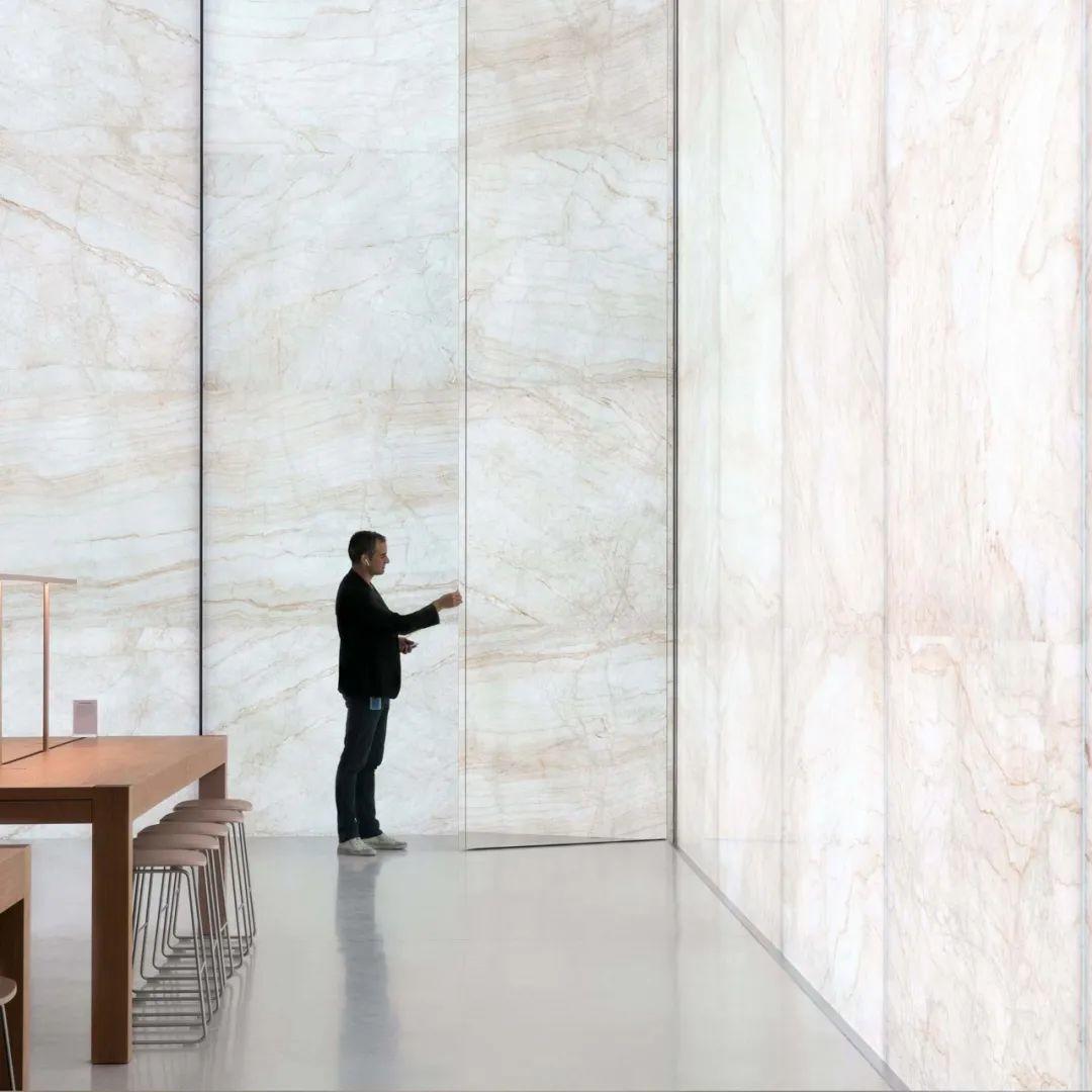 複合玻璃石材立面包裹著整個空間，營造出柔和的內部環境，散發著寧靜的感覺