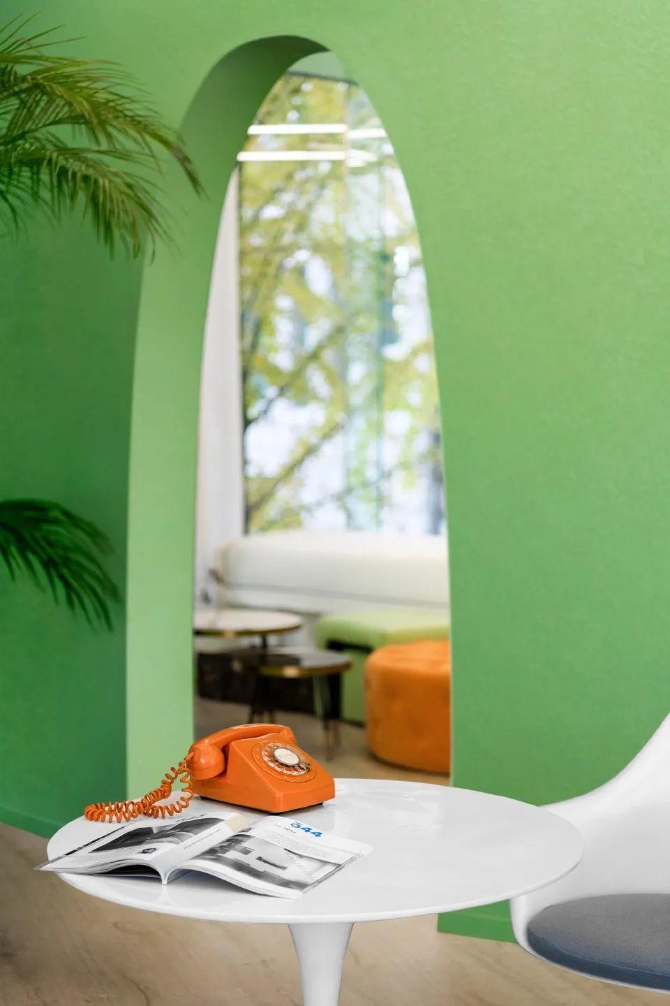 橘色的復古電話和綠色背景，EGO日式美髮館室內設計／意思建築