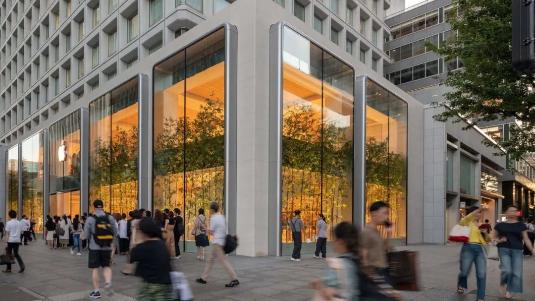 Apple Marunouchi 丸之內店玻璃櫃式設計增強了商店的序列感，門外種植的當地竹子，為空間增添綠色和生機