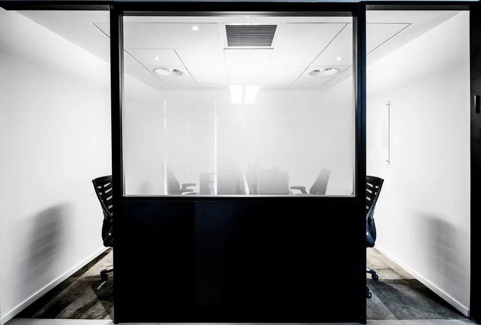 霧面玻璃，以色列SKYBOX SECURITY 辦公空間室內設計／Roy David Architecture