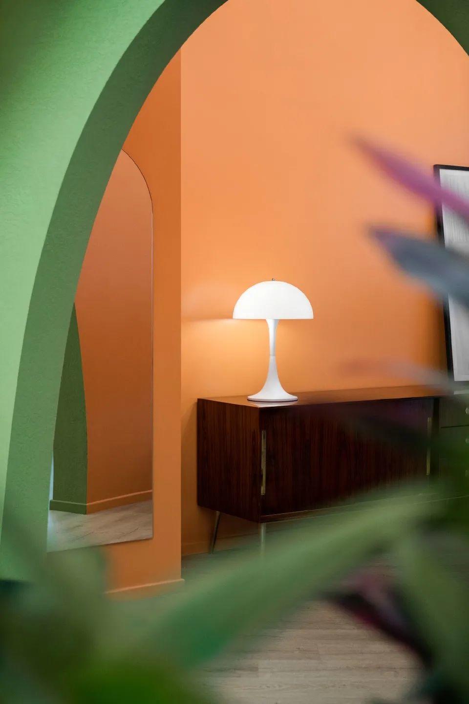 綠色與橘色的空間色彩，EGO日式美髮館室內設計／意思建築