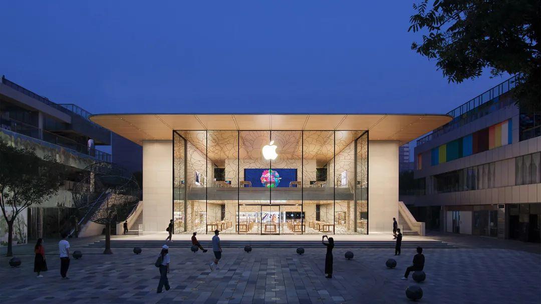 Apple Store Sanlitun 北京三里屯店新蘋果店無論是在視覺上、建築上，還是設計隱喻上都是開放和誘人的。它是一個連接內外的宏偉場所。