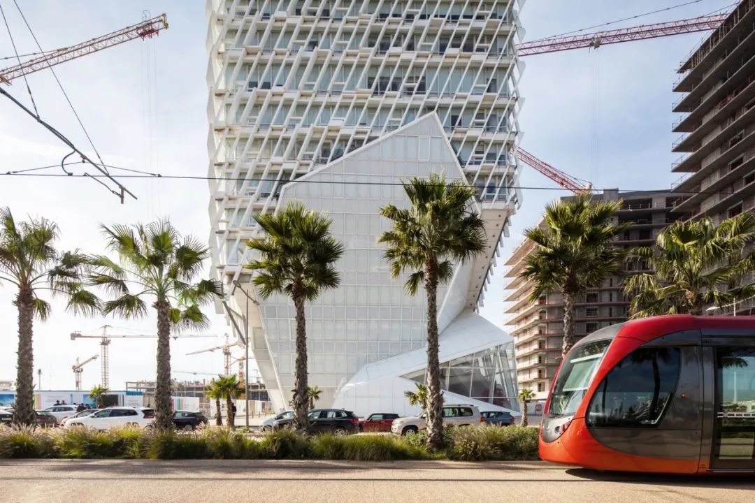 結合摩洛哥傳統樣式的立面充滿動態,Casablanca Finance City Tower卡薩布蘭卡金融城大樓/Morphosis