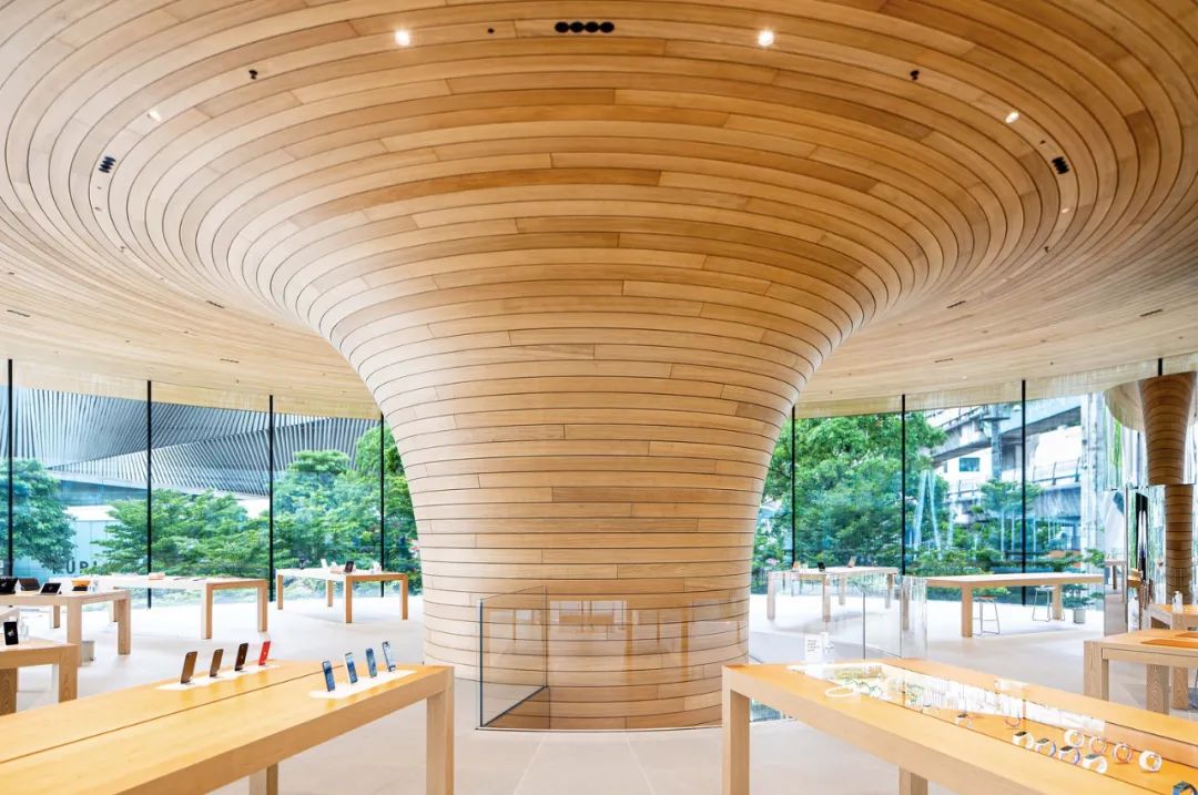 中央的支撐結構選用溫暖的木材，契合蘋果的自然理念