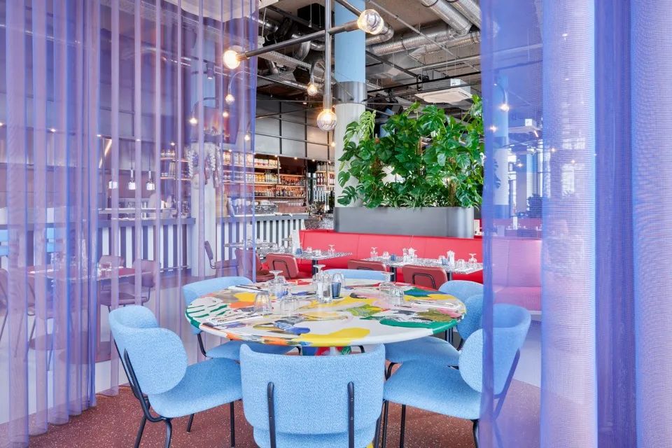 工業風設計和植栽創造舒適用餐環境，台夫特學生酒店The Student Hotel, Delft／The Invisible Party© Steve Harud