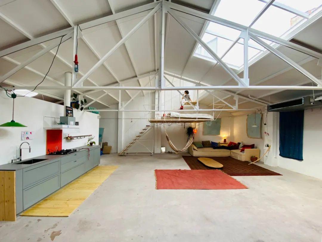 西班牙建築師Pia Mendaro為設計馬德里的藝術家朋友Clara Cebrian設計住宅及工作室「Topo's Shed」打破了慣例，重新組態了現代住宅的必要條件，以開放性的工業風創造獨特的空間質感