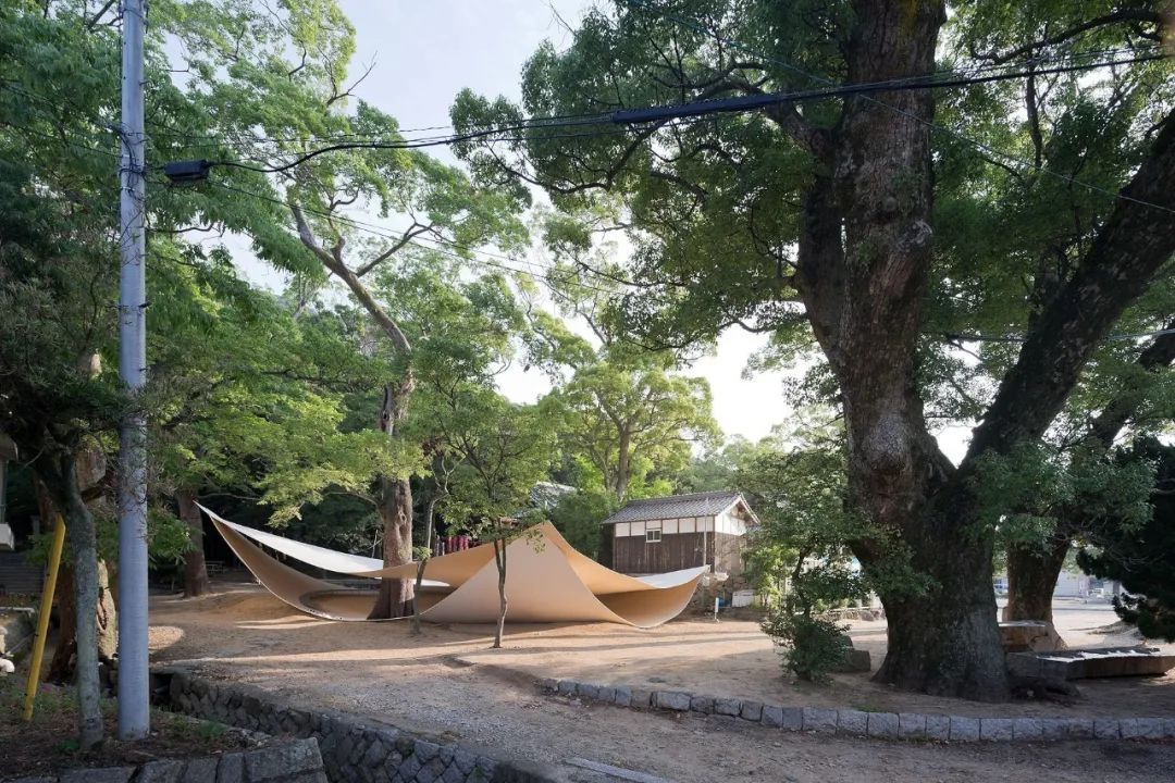 葺田展亭展現了西澤立衛對建築與環境之間相互作用的獨特見解。他在設計過程中考慮到了周圍傳統建築和自然環境,將展亭融入周圍的環境之中。這種簡約而實驗性的鋼板結構的設計,為建築界帶來了新的思考方式和建造技術,也讓人們對建築與環境之間的關係有了新的認識。葺田展亭作為瀨戶內國際藝術祭中的重要組成部分,向人們展示了建築與藝術之間的緊密聯絡。
